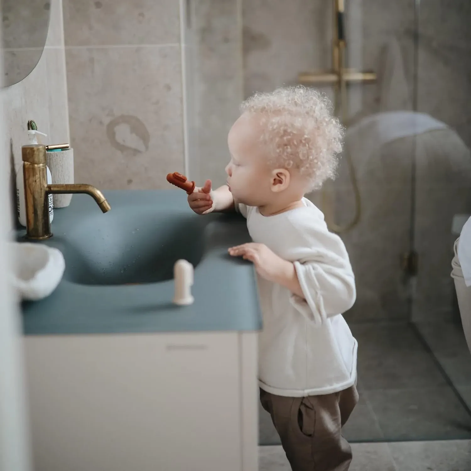 Mushie Finger Toothbrush Clay Shifting Sand - MU2550252 - Image 3