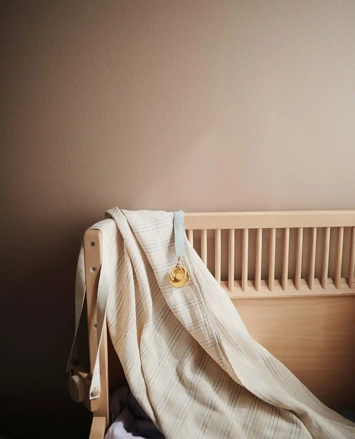 Mushie Swaddle Auburn - MU2200005 - Image 4